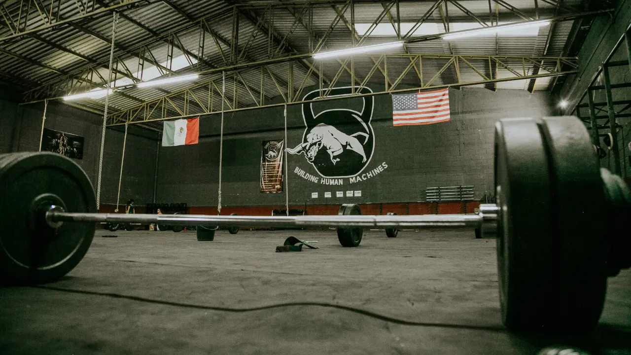 Sztanga leżąca na podłodze w siłowni crossfit