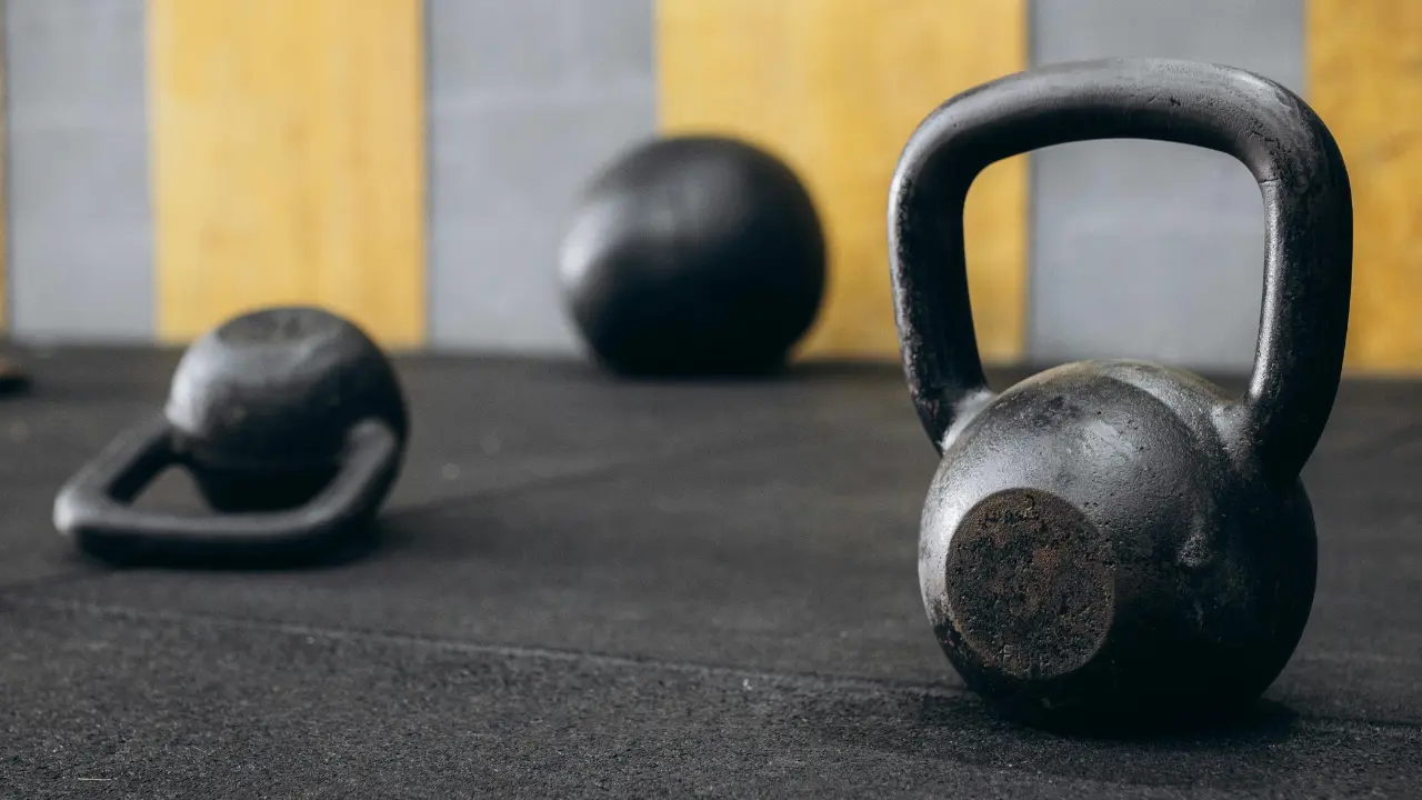 Kettlebells na leżą na podłodze w siłowni