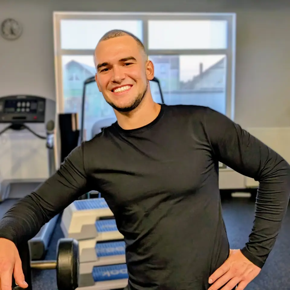 Marcel Gielezy na siłowni uśmiecha się do kamery