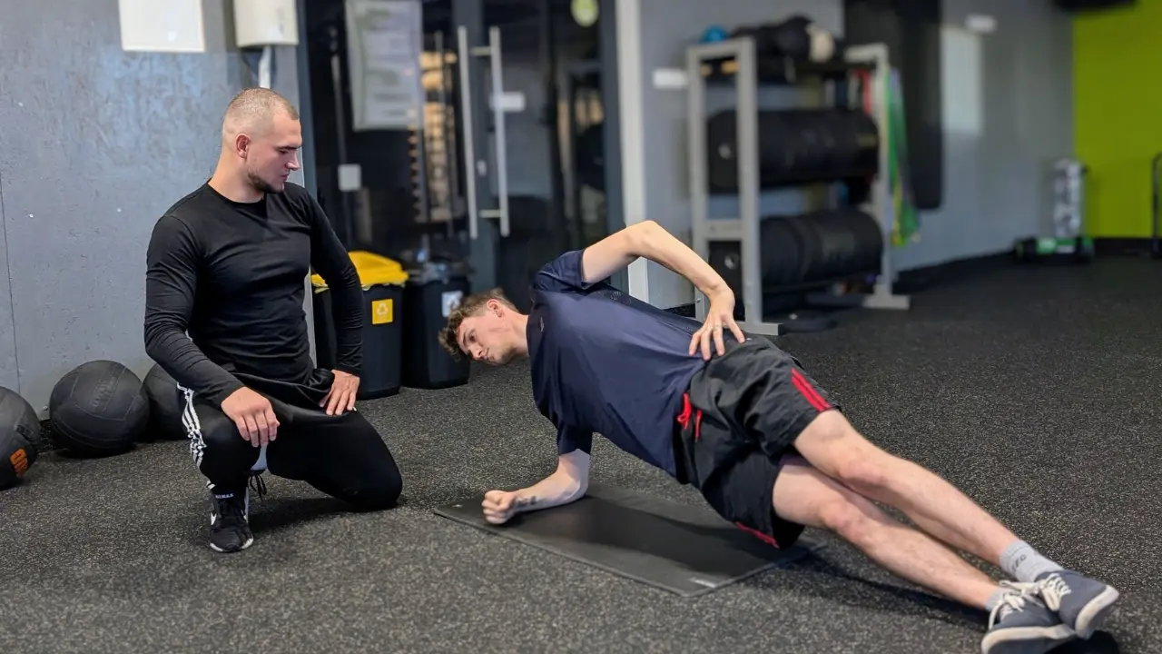 Marcel Gielezy podczas treningu personalnego z klientem