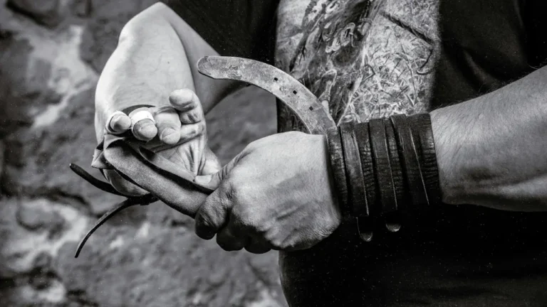 Zawodnik strongman przygotowuje się do ćwiczeń