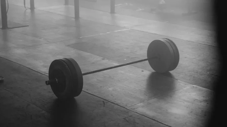 Załadowana sztanga na pomoście treningowym