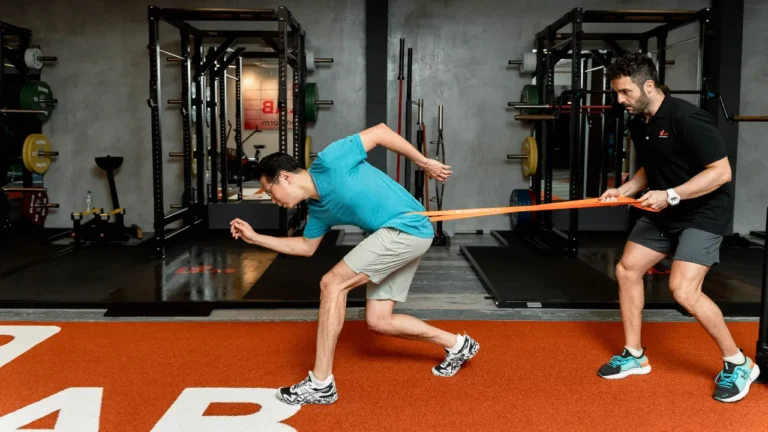 Sprinter trenuje prędkość startową na treningu Strength & Conditioning pod okiem trenera sportowego