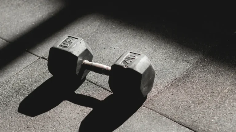 Hantla 40kg na podłodze w siłowni