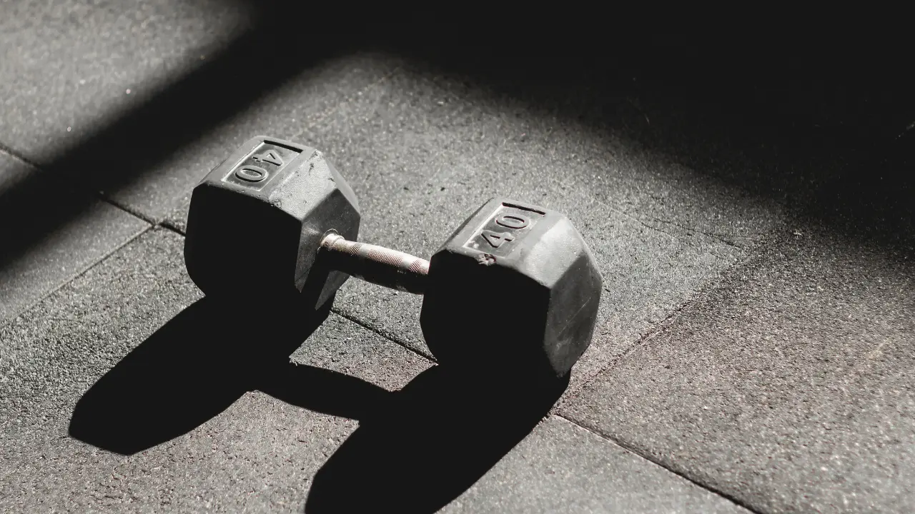 Hantla 40kg na podłodze w siłowni