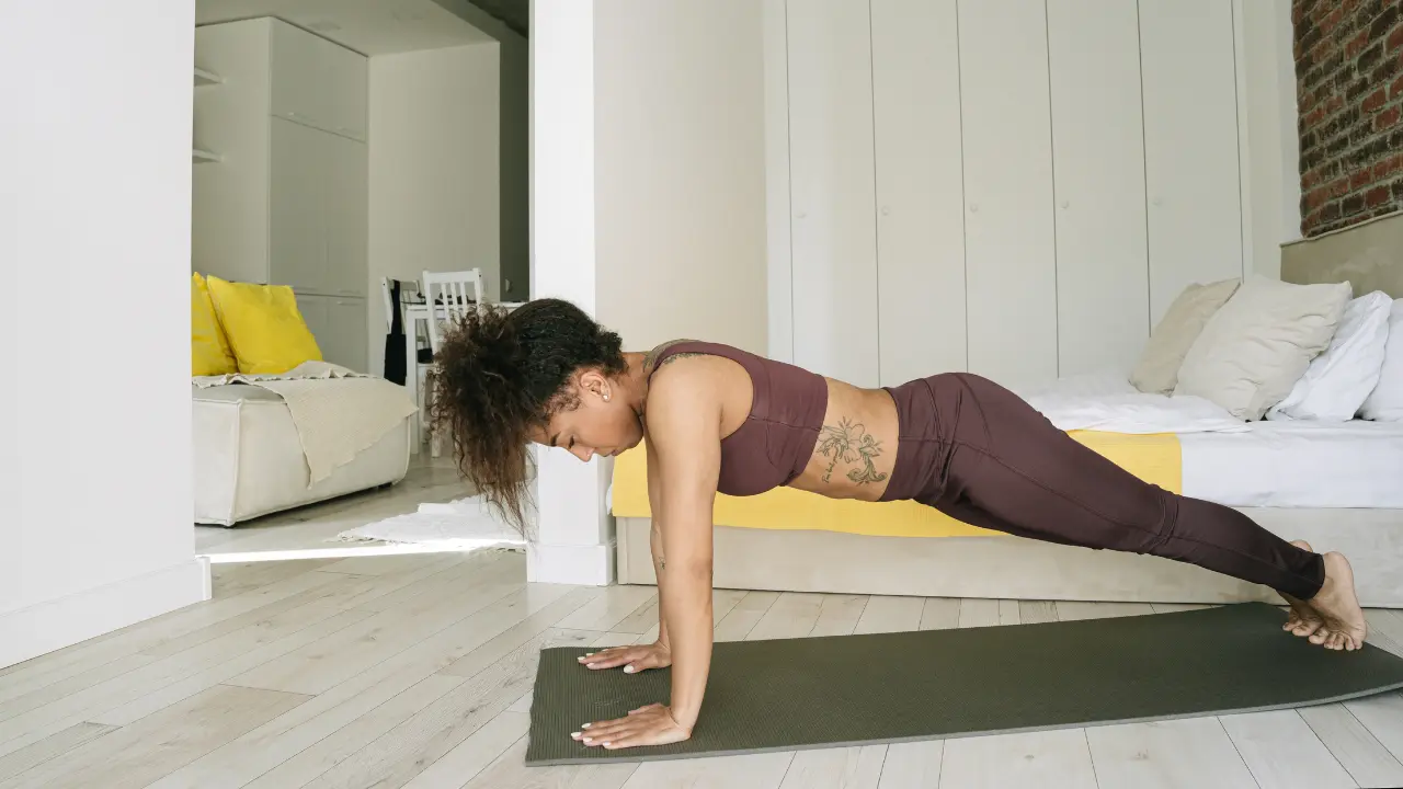 Kobieta ćwiczy fizycznie w domu